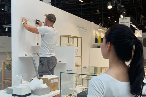 Maison&Objet展示のロゴ貼りの様子